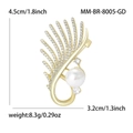 Eleganter Gold-Feder-Brosche mit Mikro-Zirkonia und einer zentralen weißen Perle - Mikro Eingelegte Perlen-Feder-Stil (MM-BR-8005-GD) / Gold