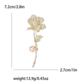 Elegante spilla rosa dorata con petali di zircone e una perla rosa decorativa - Oro