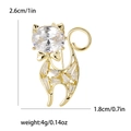Broche chat scintillante avec zircone et dimensions 2,6 x 1,8 cm sur fond blanc - Doré