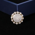 Dettaglio di spilla a girasole con zirconi, perle bianche e finitura dorata lucida - Oro