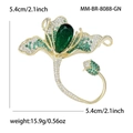 Elegante spilla a fiore di magnolia con zirconi verdi e base dorata, misura 5,4 cm - Stile Verde (MM-BR-8088-GN)