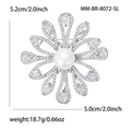 Vintage bloembroche met zoetwaterparel en micro-kristallen op een zilveren basis - Zilver