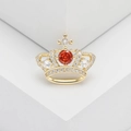 Détail d'une bague couronne en métal doré avec zircons sertis et pierre centrale orange - Doré