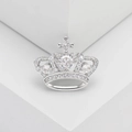 Vue détaillée de la broche couronne en argent avec micro-pavage en zircons et croix - Argenté