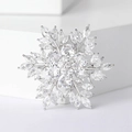 Broche de copo de nieve plateado con circonitas en elegante base geométrica blanca - Plateado