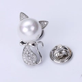 Detailopname van de kattenbroche met grote parel en micro-gezette zirkonia kristallen - Zilver
