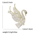 Detail der eleganten Schwan-Brosche mit Zirkonsteinen und Gold-Finish-Abmessungen - Gold (MM-BR-8099-GD)