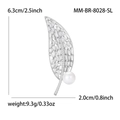 Elegante silberne Blattform-Brosche mit weißen Zirkonia-Steinen und einer weißen Perle - Silber (MM-BR-8028-SL)