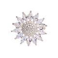 Elegante spilla a girasole con petali in zircone marquise su una base dorata - Oro