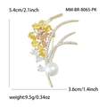 Elegante spilla a spiga dorata con cristalli di zirconia e una perla bianca - Giallo