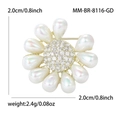 Elegante broche floral con pétalos de perlas irisadas y centro de circonitas - Dorado