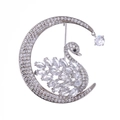 Broche de cisne y luna plateado con cristales de circonita brillantes para abrigo - Blanco