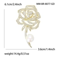 Elegante spilla a rosa dorata con zirconi scintillanti e una grande perla bianca - Oro