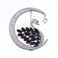 Elegante broche de luna plateada y cisne negro con cristales brillantes de diseño - Negro