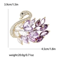 Elegante broche de cisne con circonitas púrpuras y blancas en base de metal dorado - Morado 8063-PU