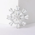 Macro di una spilla a fiocco di neve in argento con zirconi a baguette su cubi geometrici - Stile Argentato (MM-BR-8039)