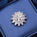 Spilla fiore dorata elegante con zirconia cubica marquise e design fiocco - Oro