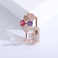 Broche bouteille cocktail avec zircons roses et violets en finition or rose - Doré