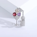 Broche verre à cocktail avec cristaux colorés et zircons en finition argentée - Argenté