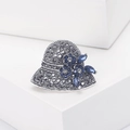 Spilla vintage a cappello con cristalli grigi e pietre blu su supporto bianco - Nero