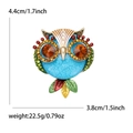 Vista detallada del broche de búho de 4,4 cm, textura de mármol azul y alas de esmalte de colores - Azul (2433-BL)