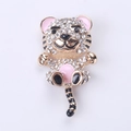Broche tigre dorée tendance avec strass blancs scintillants et détails en émail rose - Rose