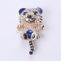 Broche tigre de dessin animé avec cristaux blancs étincelants et détails en émail bleu - Bleu