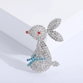 Squisita spilla a coniglio con strass bianchi, blu e rossi scintillanti su base argento - Stile Argentato (MM-BR-SL-2151-SL)