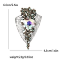 Dettaglio della spilla vintage in lega con strass e gemma triangolare cangiante - Bianco AB (Base Argento)