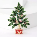 Detalle del broche de árbol de Navidad esmaltado con diamantes de colores en fondo blanco - Verde