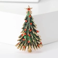 Detalle de broche de árbol de Navidad dorado con esmalte verde y brillantes de cristal - Verde
