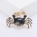 Elegante goud en zwarte krab broche met koraalpatroon op minimalistische achtergrond - Zwart