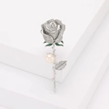 Detalle de broche de rosa con circonitas, esmalte verde y una perla blanca redonda - Plateado