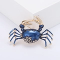 Retro krab broche met donkerblauw emaille en goudkleurige legering op witte achtergrond - Blauw