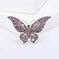 Detail van de zilveren vlinderbroche met paarse kristallen en sprankelende strass - Paars