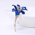 Broche fleur de lys élégante avec émail bleu marine et accent de perle blanche - Bleu