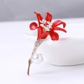 Élégante broche lys rouge avec bordure dorée, cristaux blancs et perle centrale - Rouge