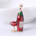 Détail de la broche bouteille et verre de vin rouge avec strass et finition émaillée - Rouge