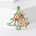 Dettaglio di una spilla ad albero di Natale dorata con zirconi colorati e stella luminosa - Arancione (8137)