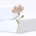 Elegante gouden bloembroche met kleurrijke zirkoonkristallen op wit decoratief blok - Elegante Bloemenstijl (8136-PU) / Paars