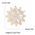 Élégante broche fleur de lotus multicouche avec zircons étincelants et finition dorée - Doré