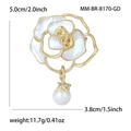 Spilla a camelia elegante con petali in conchiglia, zirconi e perla, misura 5,0cm x 3,8cm - Oro