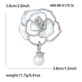 Elegante spilla a camelia con petali in madreperla e perla a goccia, 5.0cm x 3.8cm - Argento
