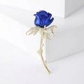 Blauwe emaille rozenbroche met gouden steel en fonkelende zirkoon pavé bladeren - Blauw (MM-BR-8142)