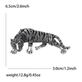 Detailmaße der silbernen Tiger-Brosche mit schwarzer Emaille und weißen Kristallen - Silber