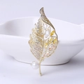 Broche de hoja con circonitas en degradé, gemas amarillas y perla blanca en base oro - Amarillo