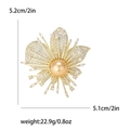 Goldene Orchideen-Brosche mit Mikro-Zirkonia und einer zentralen Perle verziert - Gold