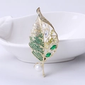 Exquisito broche de hoja dorada con circonitas verdes degradadas y detalle de perla - Verde