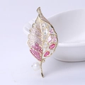 Elegante broche de hoja dorada con circonitas rosa degradadas y una perla blanca redonda - Rosa