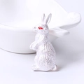 Broche de conejo vintage plateado con ojos rojos, pose realista de pie para mujer - Blanco